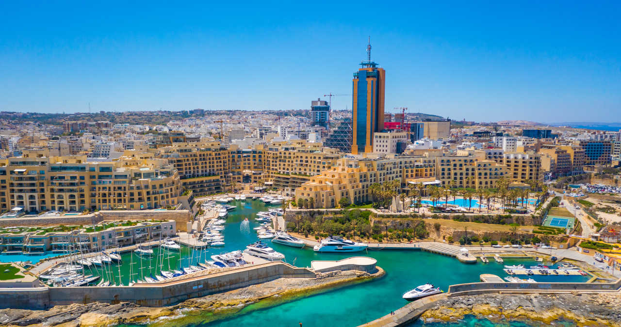 SAINT JULIAN’S, MALTA: A CIDADE MAIS TURÍSTICA DA ILHA DE MALTA!