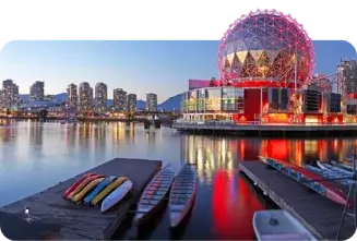 A cidade de Vancouver é vibrante à noite.