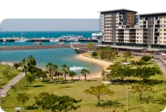 Uma vista sobre uma cidade com marina e praia, oferecendo uma localização ideal para desfrutar de uma experiência de trabalho nos EUA.