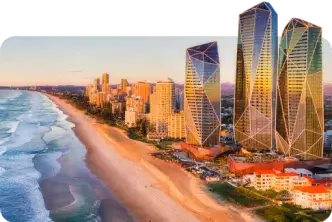 Uma vista aérea de uma praia e arranha-céus em Queensland, oferecendo uma mistura requintada de beleza natural e arquitetura urbana de tirar o fôlego.