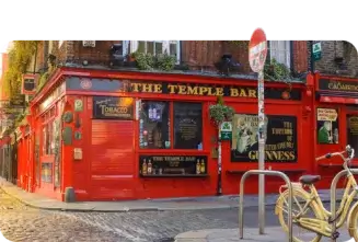 O Temple Bar é um pub animado e popular localizado em Dublin, na Irlanda. Com a sua atmosfera vibrante, tornou-se um local icónico para os habitantes locais e turistas desfrutarem da música tradicional irlandesa e de uma atmosfera amigável.