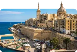 Uma vista deslumbrante da cidade de Malta e do oceano cintilante.