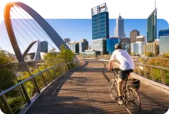 Um homem andando de bicicleta em uma ponte em Melbourne durante sua experiência de trabalho no exterior, nos Estados Unidos.