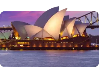 A Sydney Opera House brilha lindamente ao anoitecer.