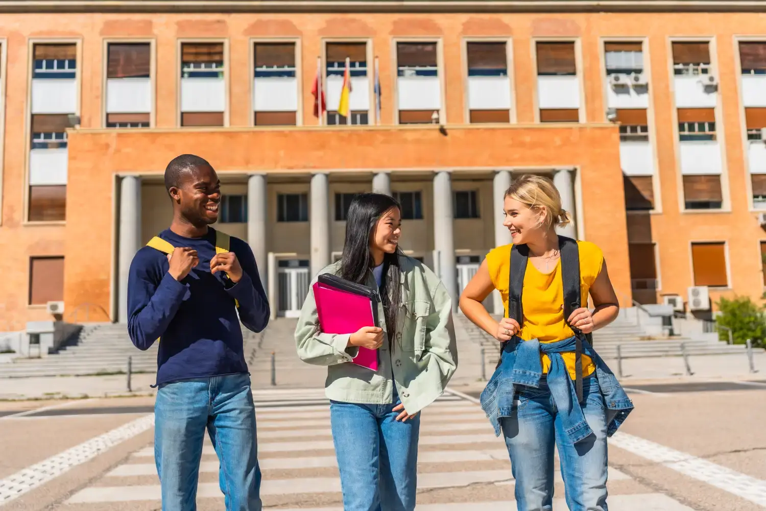 Faculdade na Espanha vale a pena? Custos, bolsas e carreira